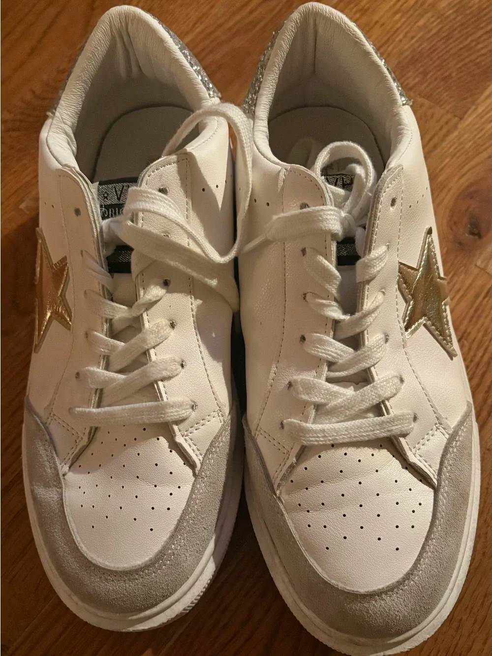 Vintage Havana White/Gold Sneakers. size 9